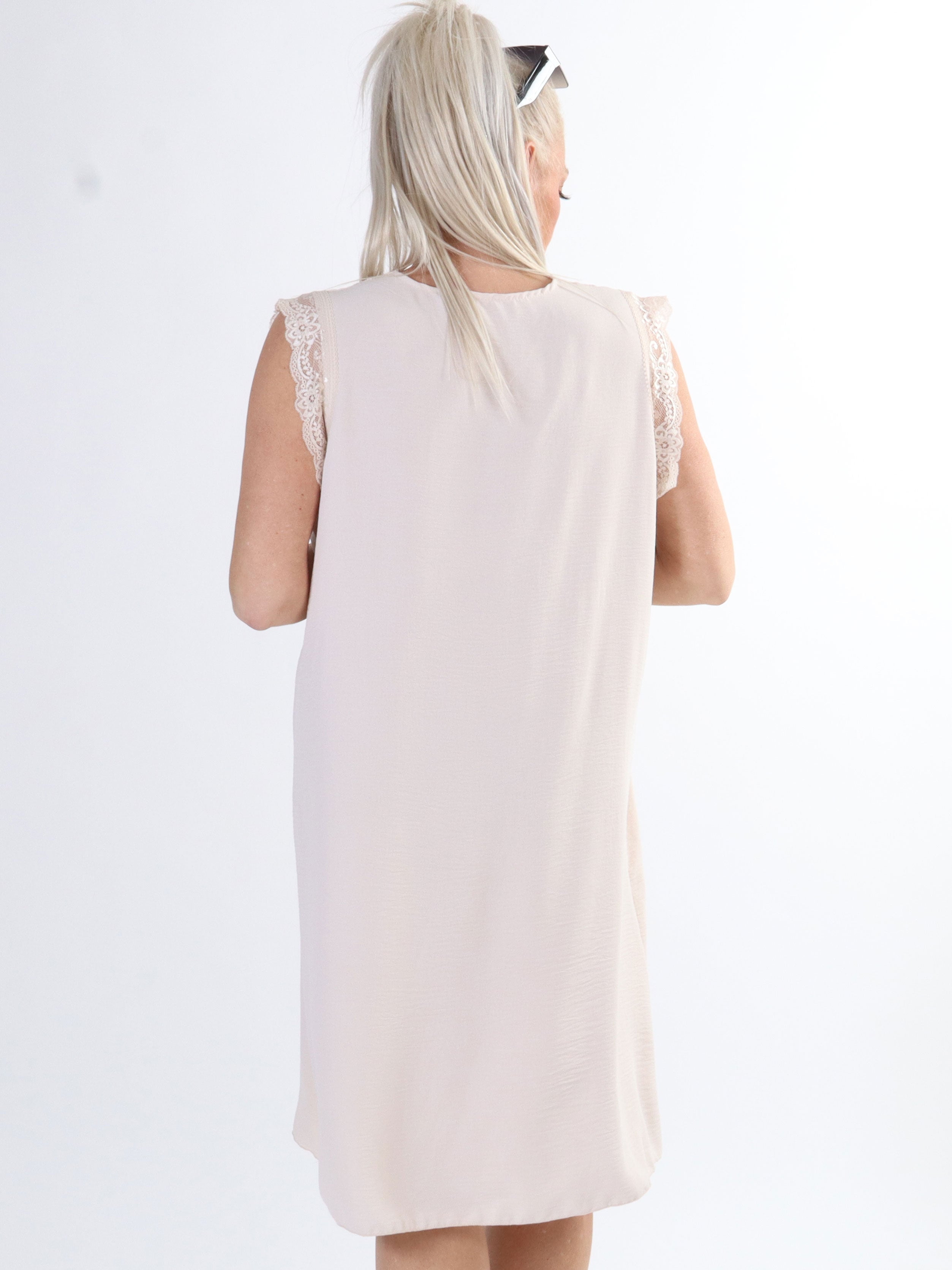 Elly - Söt sommarklänning i plus size med söt spets - Beige